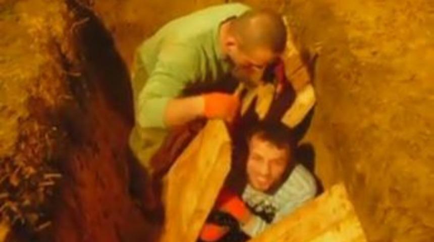 Kardeşini canlı canlı mezara soktu