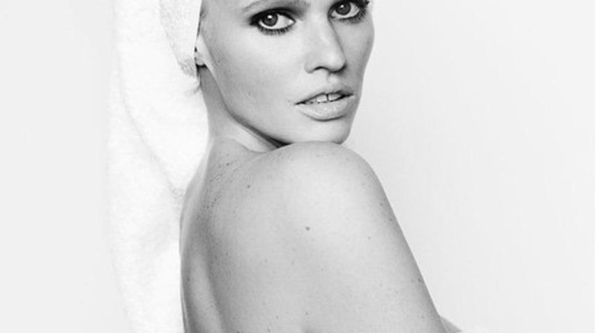 Lara Stone'dan Towel'a &ouml;zel poz