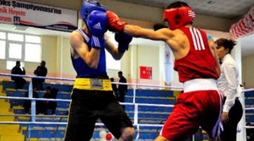 T&uuml;rkiye B&uuml;y&uuml;kler Ferdi Boks Şampiyonasında &Ccedil;eyrek Final M&uuml;sabakaları Yapıldı
