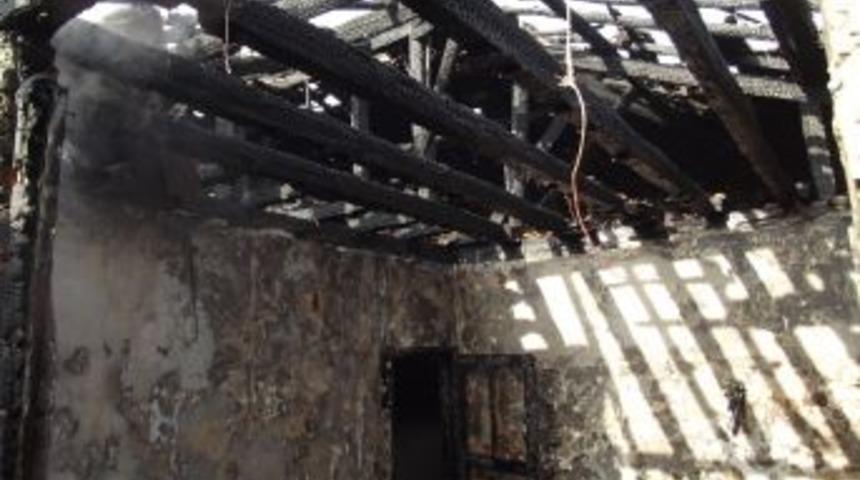 Elektrik Kontağından &Ccedil;ıkan Yangın Bir Evi K&uuml;l Etti