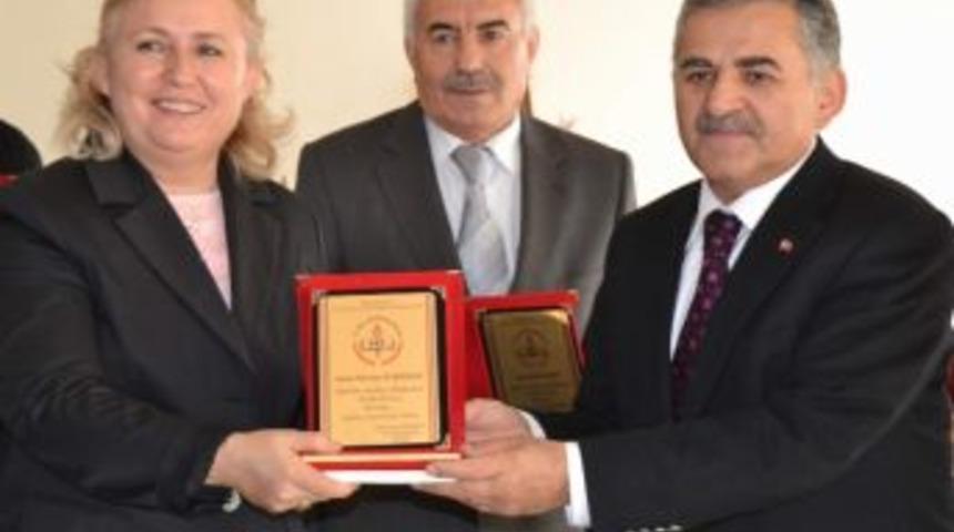 Melikgazi İl&ccedil;e Milli Eğitim M&uuml;d&uuml;rl&uuml;ğ&uuml;'nden Emektar &Ouml;ğretmenlere Plaket