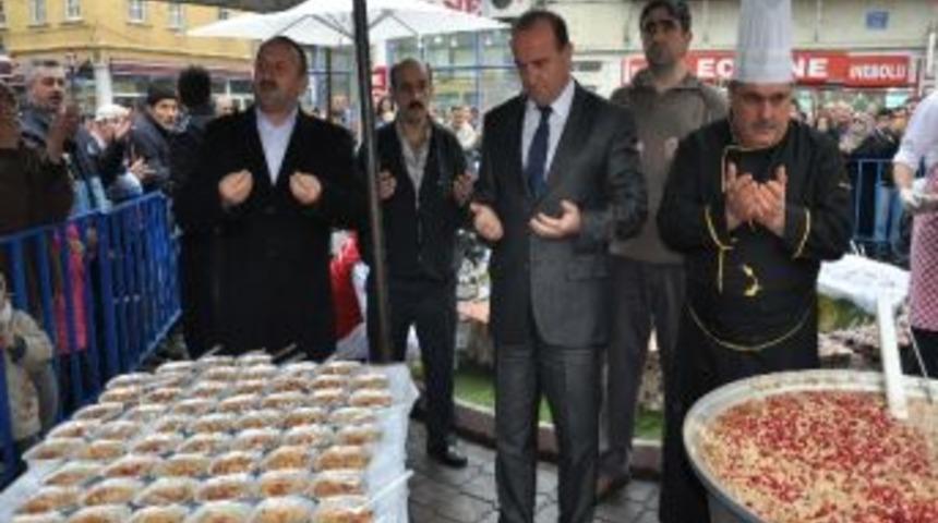 İnebolu Belediyesi, Aşure Dağıttı