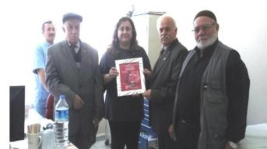 Şehit Babasını Sağlığına Kavuşturan Doktora Ş&uuml;kran Plaketi