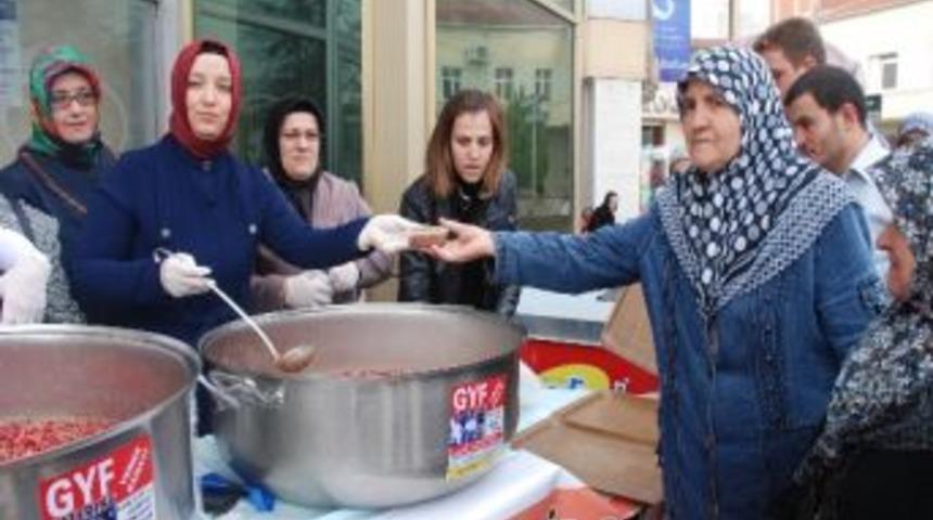 Ak Partililer Aşure Dağıttı