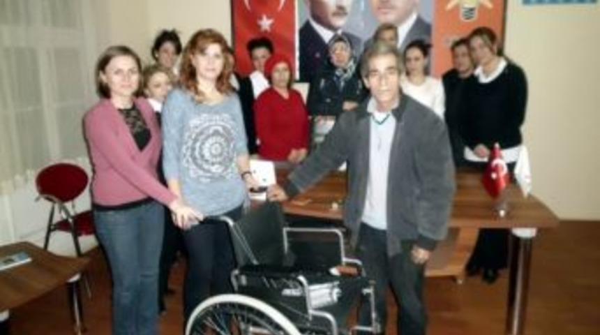 Ayvalık&rsquo;ta Ak Parti&rsquo;den Engelliye Tekerlekli Sandalye