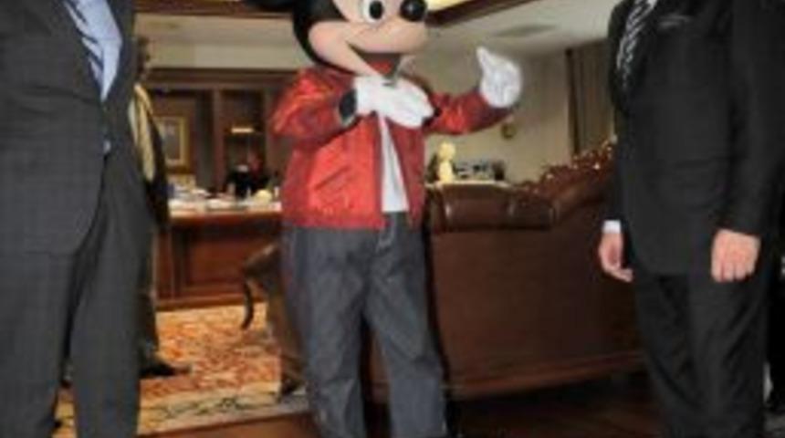 G&ouml;k&ccedil;ek, &Ccedil;izgi Film Kahramanı Mickey Mouse&rsquo;u Ağırladı