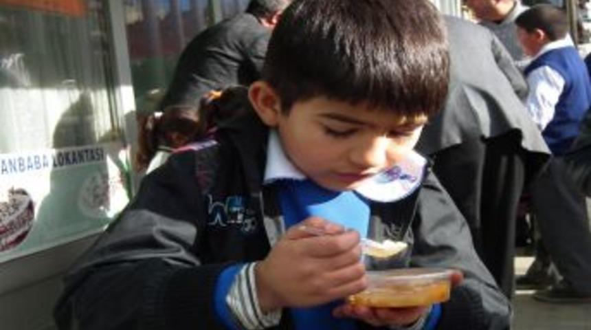 Sarıkamış Esnafından Aşure Dağıtımı