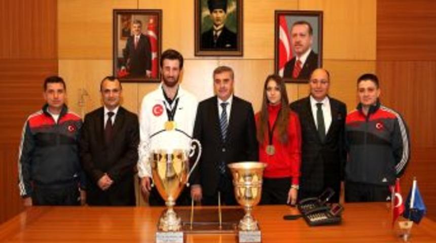 D&uuml;nya Şampiyon Kareteciler Evle &Ouml;d&uuml;llenirilecek