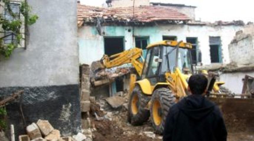 Şahinbey Belediyesi Metruk Yapıları Temizliyor