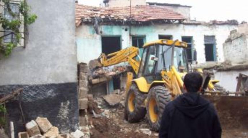 Şahinbey Belediyesi Metruk Yapıları Temizliyor