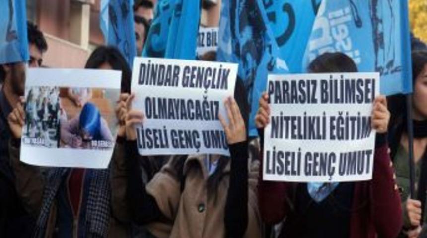 İzinsiz Eyleme Katılan &Ouml;ğrenciler, Y&uuml;zlerini Kapatmak I&ccedil;in Yoğun &Ccedil;aba Harcadı