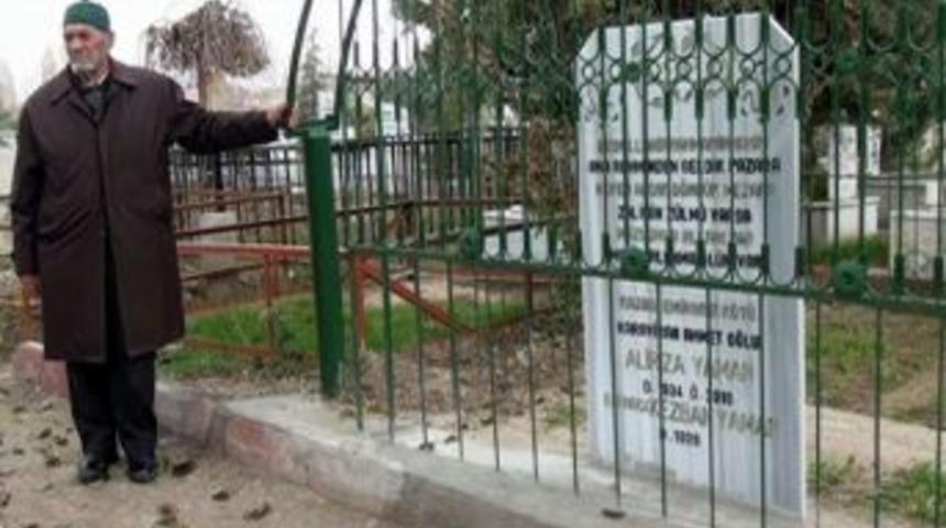 Yaşarken mezar taşına &ouml;l&uuml;m tarihini yazdırdı