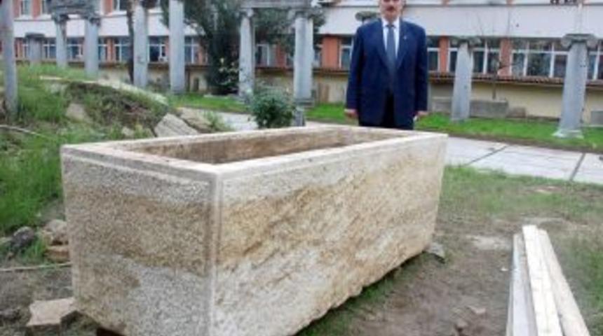 Sinop'taki Yol Genişletme Kazısından 2 Bin 500 Yıllık Lahit Bulundu