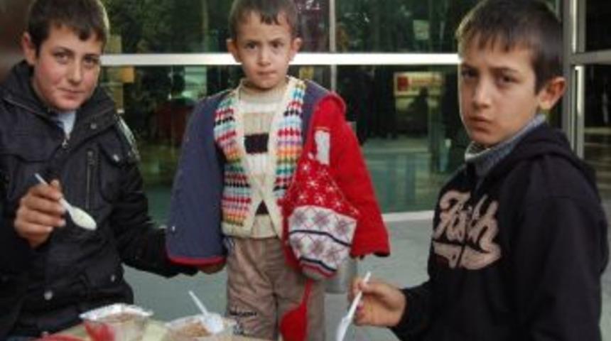 Tatvan’da 7 Farklı Noktada 7 Bin Kişiye Aşure Dağıtıldı