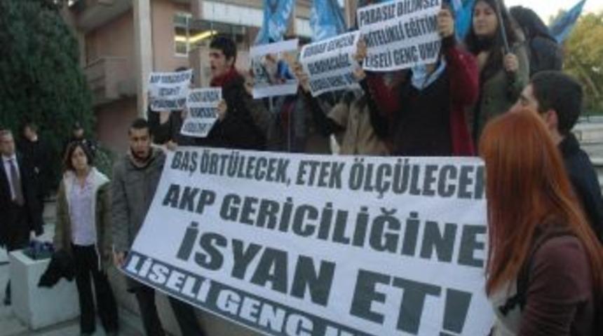 Milli Eğitim Bakanlığı &Ouml;n&uuml;nde Kılık Kıyafet Serbestliği Protestosu