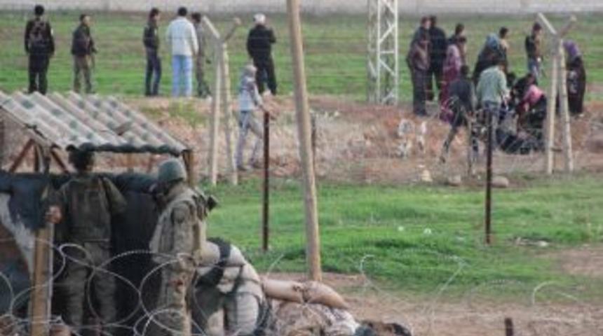 Hava Saldırısı Nedeniyle Suriyeliler T&uuml;rkiye Sınırına Ka&ccedil;tı