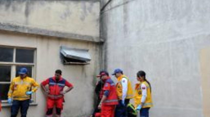 Tatbikatta Itfaiye Eri 5 Metre Y&uuml;ksekten R&ouml;gara D&uuml;şt&uuml;, Ayak Bileği Kırıldı