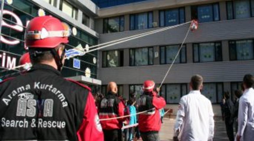 Kimse Yok Mu'dan &Ouml;ğrencilere Deprem Eğitimi