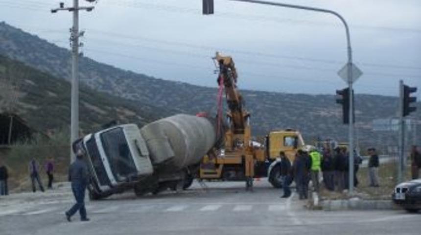 Beton Mibzeri Tur Otob&uuml;s&uuml;ne &Ccedil;arptı: 1 Yaralı