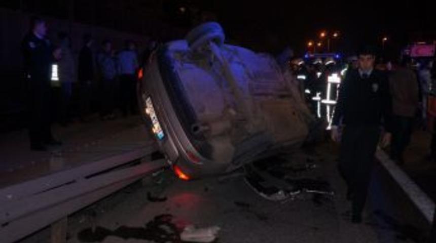 Esenlerde Kaza: Aracında Sıkışan Yaralı G&uuml;&ccedil;l&uuml;kle &Ccedil;ıkarıldı