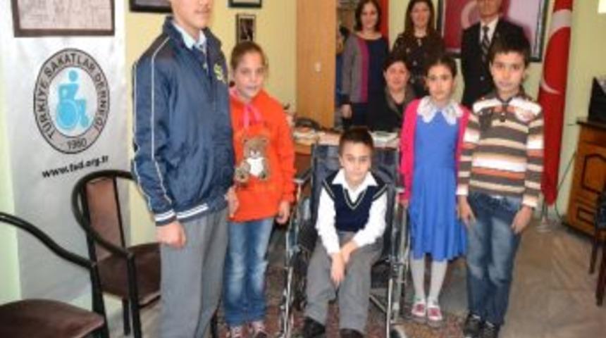 &Ouml;ğrenciler Topladıkları Kapaklarla Bir &Ouml;ğrenciye Tekerlekli Sandalye Armağan Etti