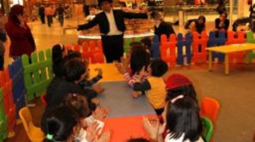 Aileler Alışverişte &Ccedil;ocuklar Eğlencede