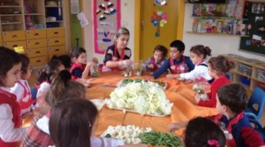 Minik &Ouml;ğrenciler Turşu Kurmak İ&ccedil;in Kolları Sıvadı