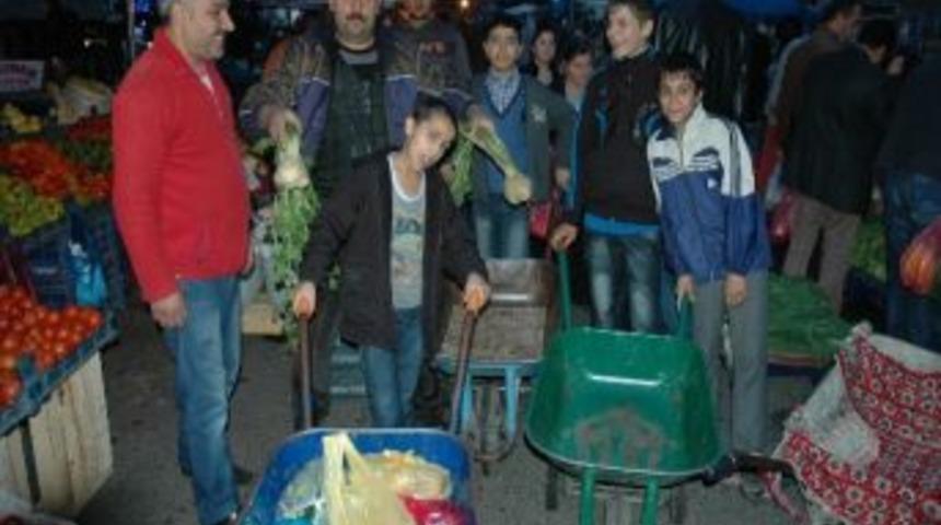 &Ccedil;ocuklar Okul Har&ccedil;lıkları İ&ccedil;in Pazarda Arabacılık Yapıyor