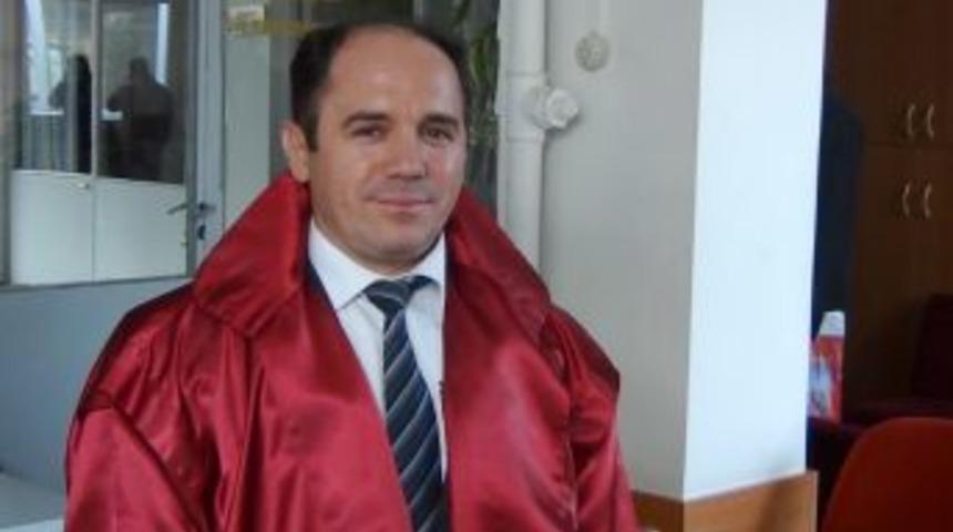 Herkesin Nikahını Kıydı, Ama Kendi Hala Bekar