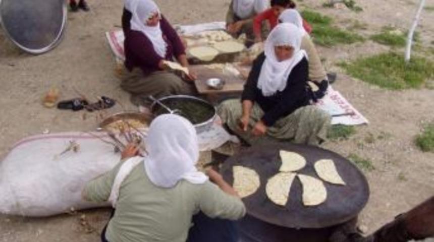 Samsatlı Kadınlar Sadece Tarım İşlerinde &Ccedil;alışıyor
