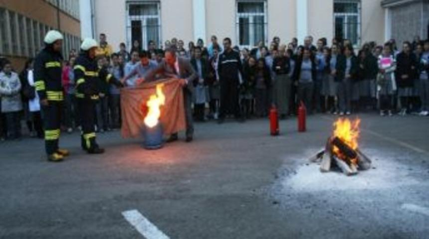 G&uuml;m&uuml;şhane Belediyesi İtfaiye Ekiplerinden Yangın Ve Kurtarma Tatbikatı