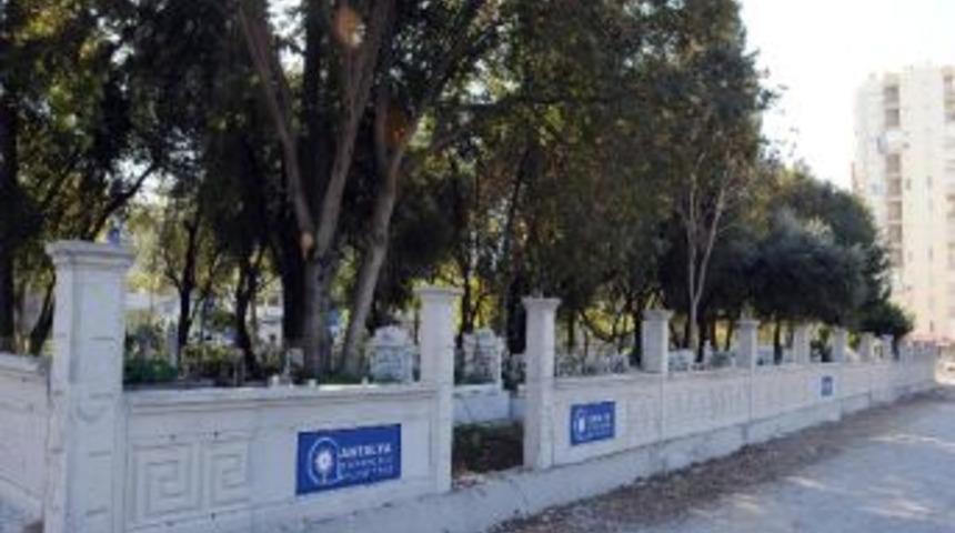 B&uuml;y&uuml;kşehir Belediyesi Mezarlık Duvarlarını Yeniliyor