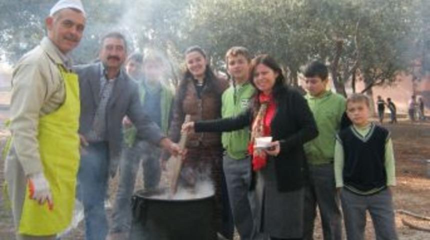 Halitpaşa'da 9 Kazan Aşure Dağıtıldı