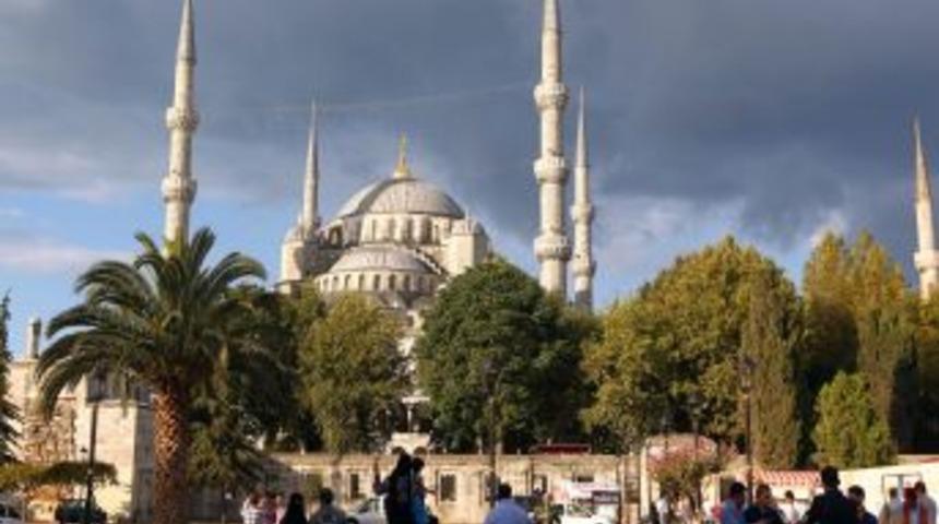 Batı&rsquo;da Dini Mekanlara Girişte Kurallar, T&uuml;rkiye&rsquo;de Kargaşa Var