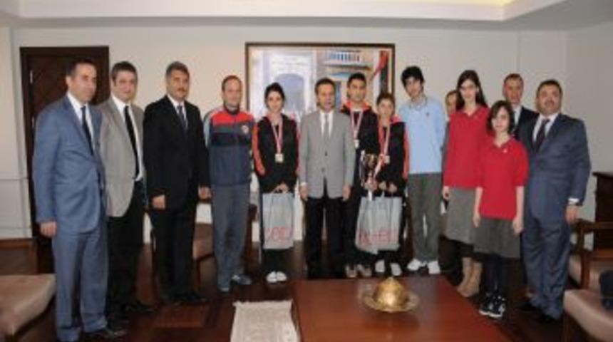 Vali Aksoy, Feza Eğitim Kurumları &Ouml;ğrencilerini &Ouml;d&uuml;llendirdi