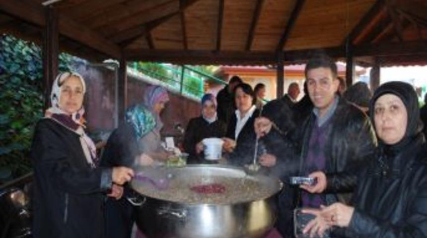 Ak Partili Kadınlardan Aşure İkramı