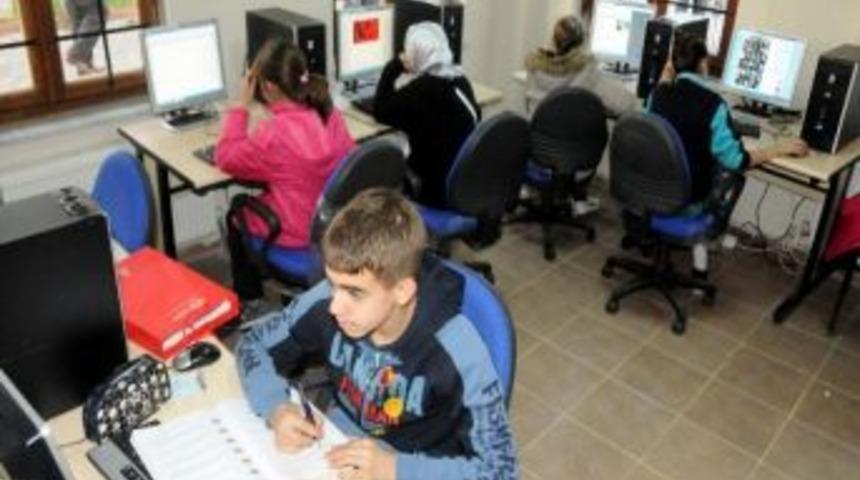 Bandırma Belediyesi Kitap Dağıttı