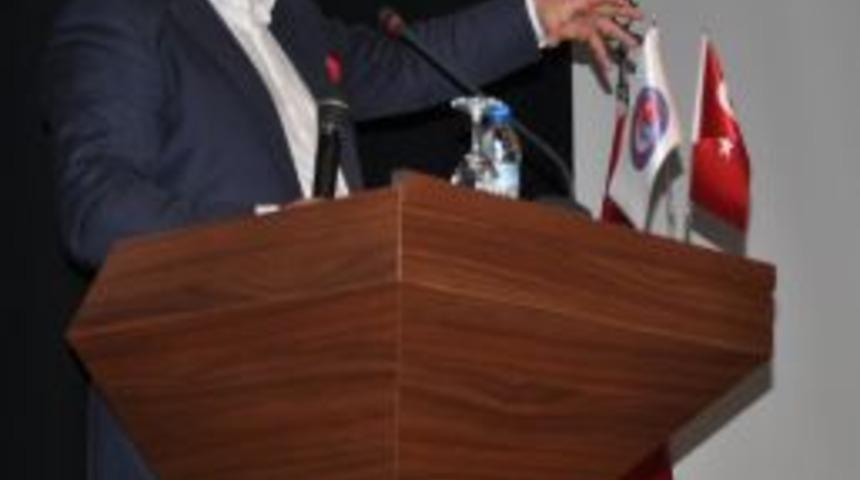 &Ouml;ğrenciler Gazeteci Yiğit Bulut&rsquo;a Yumurta Attı