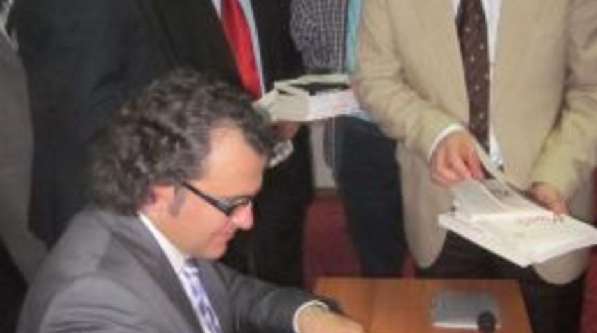 İnsanlar Aile I&ccedil;inde Bulamadığı Huzuru, Hi&ccedil; G&ouml;rmediği Internetteki Kişide Arıyor