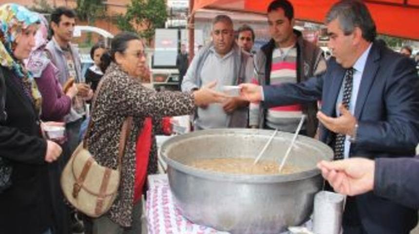 D&ouml;şemealtı Belediyesi Aşure Dağıttı