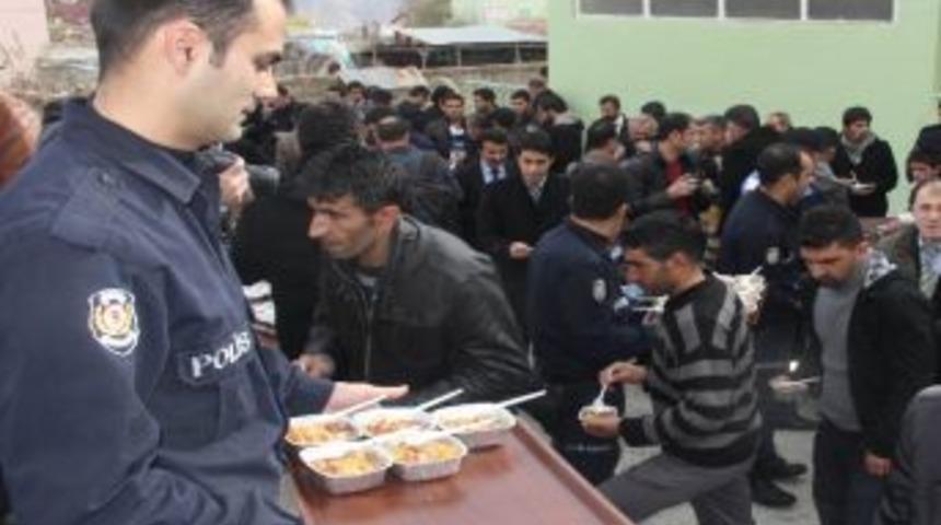 Hakkari Polisinden Aşure Dağıtımı