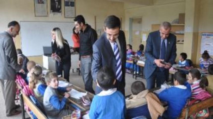 &Uuml;niversite Adaylarının Kalem Ve Silgileri Minikleri Sevindirdi