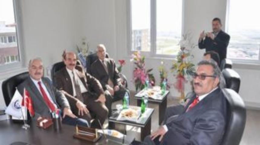 Vali Yenig&uuml;n İlahiyat Fak&uuml;ltesi&rsquo;nde İncelemelerde Bulundu