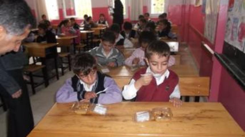 Sıddık Tekin Liseleri Kardeş Okul &Ouml;ğrencilerine Aşure Ikram Etti