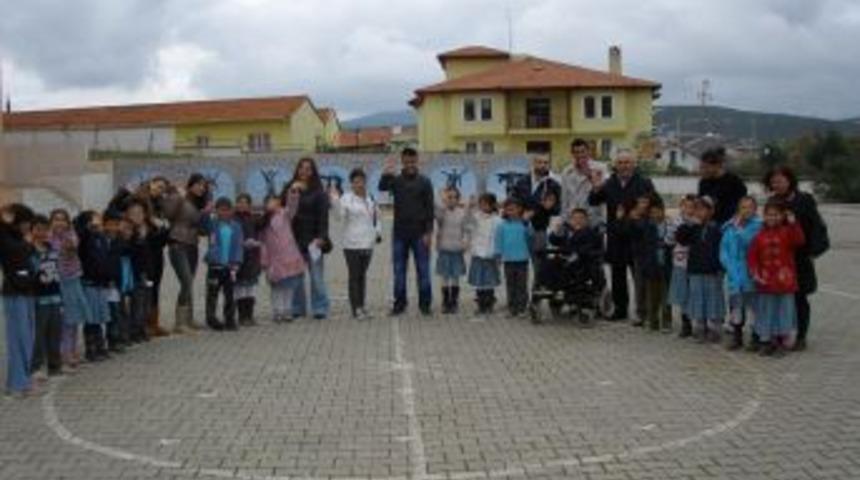 &Uuml;niversite &Ouml;ğrencileri Ilk&ouml;ğretim Okullarında Uygulama Yapıyor