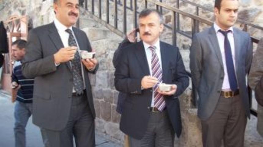 Umut Derneği Bin 500 Kişiye Aşure Dağıttı