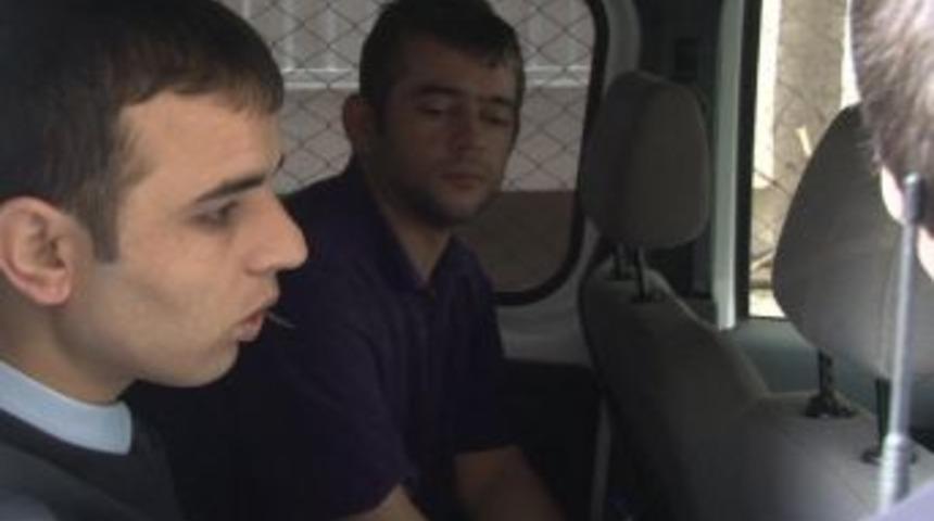 Eşini &Ccedil;ocuklarının G&ouml;zleri &Ouml;n&uuml;nde Bı&ccedil;akladı