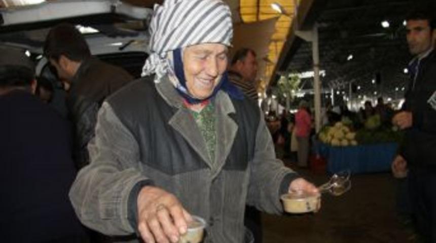 Bodrum Eğitim Gönülleri Derneği, Cem Vakfı'yla Beraber Aşure Dağıttı