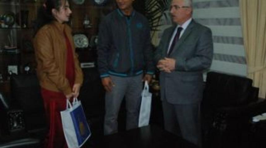 Vali Tuna&rsquo;dan Yılın &Ouml;ğretmenine Teşekk&uuml;r