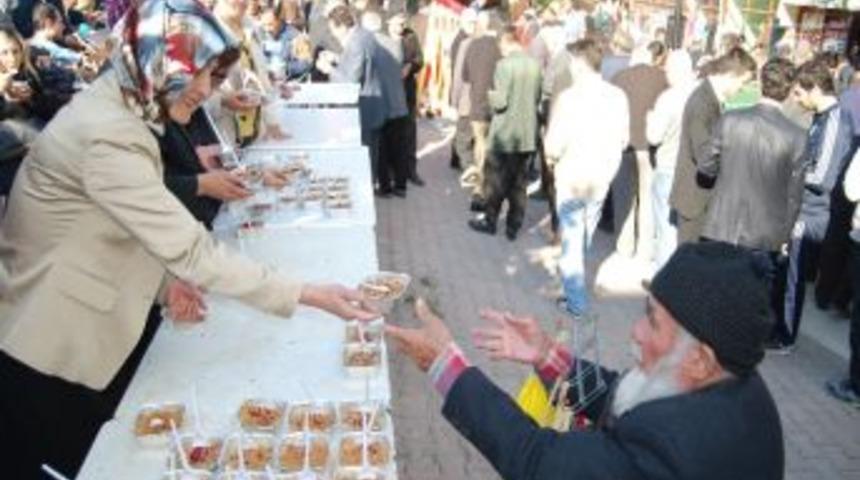 Kozan Belediyesi Aşure Dağıttı